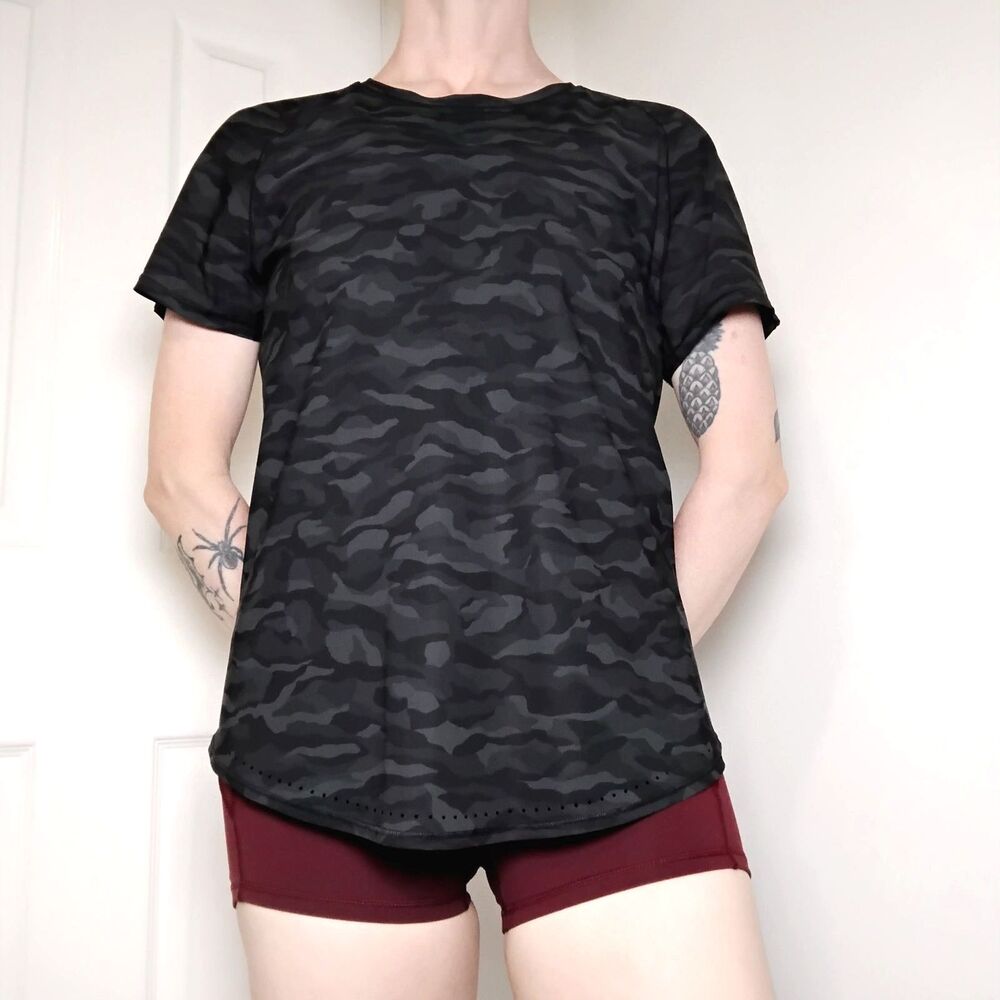 Lululemon Rise and Run Short Sleeve Size 6 Black Camo